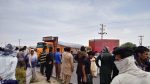 عکس) + بستن بزرگراه جنوب کرمان به وسیله کشاورزان (